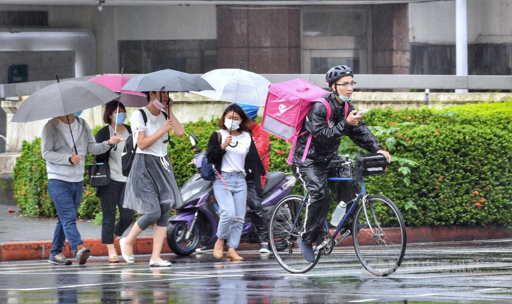 氣象局表示,24日鋒面南移到巴士海峽,降雨情形較23日再減少。(中央社檔案照片)