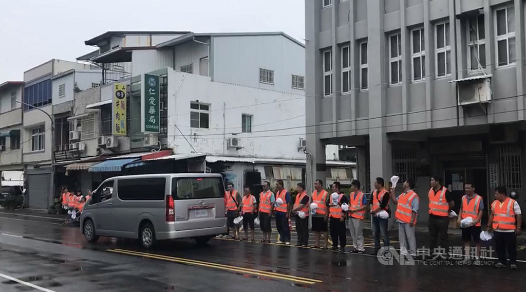 公路總局第三區養護工程處員工陳厚嵩23日駕車巡視雨後道路狀況時,自撞橋墩不幸身亡,遺體24日送返家中,車輛行經台東工務段時,同事們列隊致敬。(台東工務段提供)中央社記者李先鳳傳真 109年5月24日