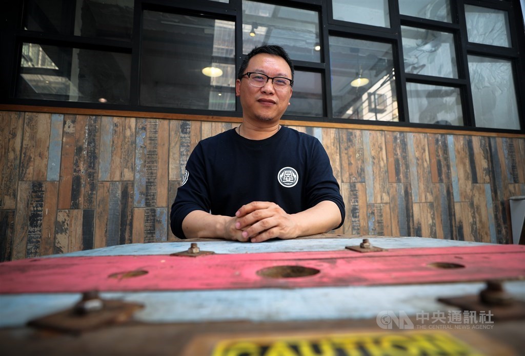 湯昇榮已經在影視圈很久了,他待過傳統電視台,做過小眾影劇,現在在瀚草,他說目標很清楚,就是希望能夠開發出台灣原創的IP戲劇。(中央社記者裴禛攝)