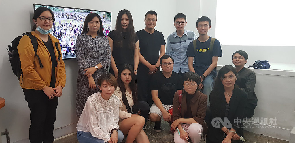 台灣藝術大學多媒體動畫藝術系所教授陳永賢(後左4)號召台藝大、師大學生,以疫情作為發想創作,策劃「新冠寄語」展覽。中央社記者鄭景雯攝 109年5月24日