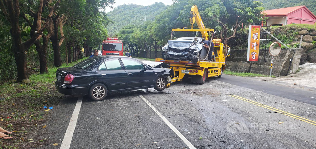 省道台11線台東縣成功鎮小馬路段24日發生兩輛自小客車對撞事故,當場無呼吸心跳的曾姓女駕駛送醫急救無效,另有2人重傷仍在醫院急救。(台東縣警察局提供)中央社記者李先鳳傳真 109年5月24日