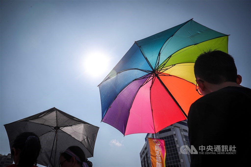 台灣同婚合法後,雖讓同志可以結婚,但與傳統「一夫一妻」觀念衝突,「同志」在許多家庭或親友中仍屬禁忌話題。 (中央社檔案照片)