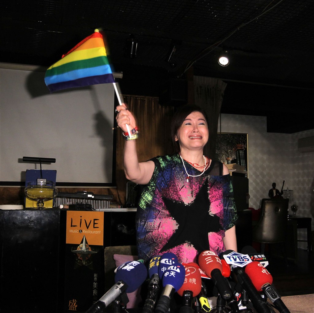 藝人朱慧珍2012年5月24日舉著彩虹旗替輕生的女兒出櫃,她說女兒是「同志宿命的受難者」,也說社會上有許多同志得不到家人祝福,她希望凝聚社會力量,幫助他們。(中央社檔案照片)