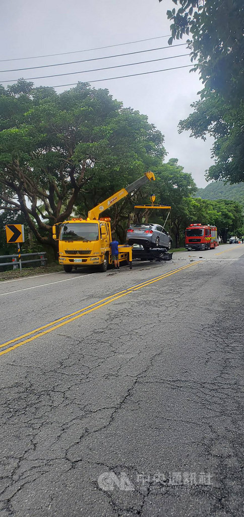省道台11線台東縣成功鎮小馬路段24日發生兩輛自小客車對撞事故,造成1死2重傷;警方初步查看事故現場指出,疑由北向南的自小客車在雙黃線超車時視線不佳,與對向車道車輛對撞。(台東縣警察局提供)中央社記者李先鳳傳真 109年5月24日