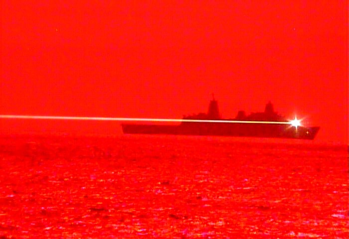 美國海軍一艘軍艦實測能破壞飛行中航空器的新型高能雷射武器,成功摧毀一架無人機。圖為美軍實測固態雷射武器的情形。(圖取自Flickr;作者U.S. Pacific Fleet,CC BY-NC 2.0)