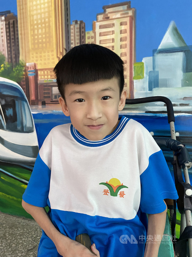 高雄市登發國小學生孫翊倫,患有不明病因先天關節病變,多處關節扭曲、脊椎彎曲,無法獨立行走,仍樂觀積極投入學習,獲總統教育獎。(教育部提供)中央社記者許秩維傳真 109年5月24日