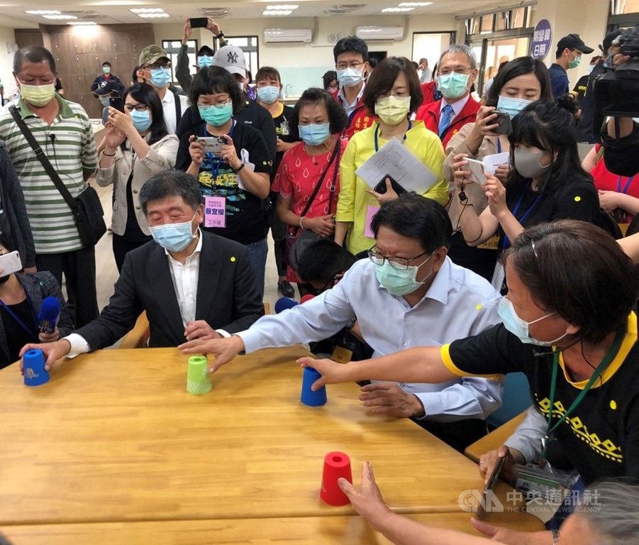 屏東鵝鑾鼻樂活日間照顧中心24日開幕,縣政府邀請衛生福利部長陳時中(前左)主持,並與縣長潘孟安(前左2)等人跟長輩一起玩樂智遊戲。(屏東縣政府提供)中央社記者郭芷瑄傳真 109年5月24日