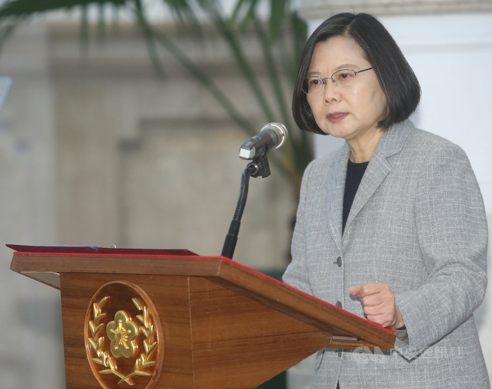 香港民眾24日上街抗議港版國安法,總統蔡英文表示,港版國安法嚴重威脅香港前途,此刻,所有民主陣營的夥伴,都和香港人民站在一起。(中央社檔案照片)