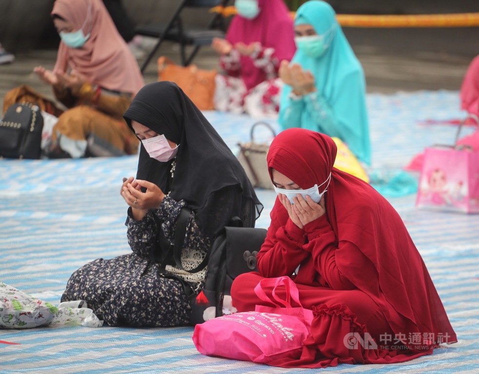 台北穆斯林服務交流協會、台灣外籍工作者發展協會24日在台北車站行旅廣場舉辦開齋節活動,因應武漢肺炎(2019冠狀病毒疾病,COVID-19)疫情影響,要求參加禮拜的穆斯林保持距離,並戴上口罩進行祈禱儀式。中央社記者裴禛攝 109年5月24日