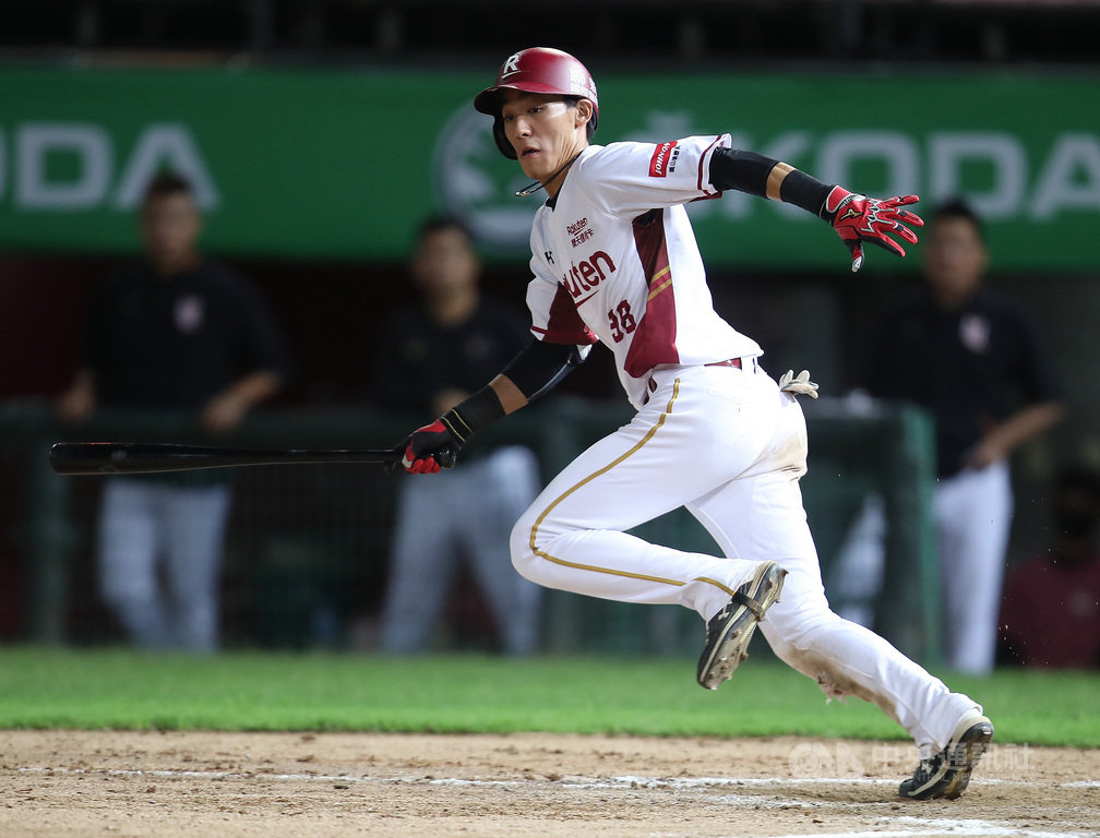 中職樂天桃猿隊24日本季主場首場開放觀眾賽事,今年球季從官辦熱身賽開始閉門開打,陳晨威表示,聽到球迷的現場吶喊聲,讓他更有動力在場上奮戰,「開心看到球迷進場,感謝台灣防疫人員的付出與努力」。中央社記者張新偉攝 109年5月25日