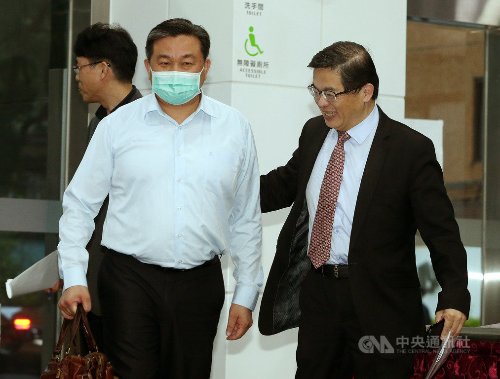 行政院長蘇貞昌25日晚間與南部民進黨立委餐敘,祕書長李孟諺(右)與立委王定宇(左)禮讓進場。中央社記者郭日曉攝 109年5月25日