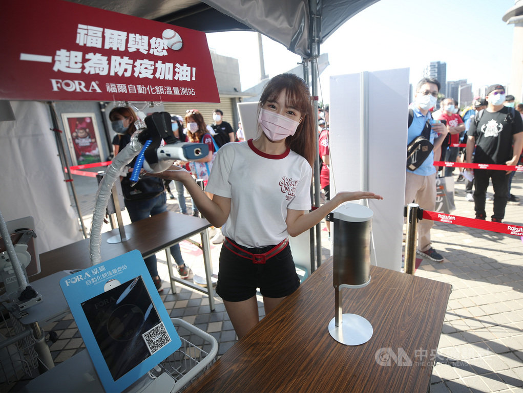 中職樂天桃猿隊24日本季主場首場開放觀眾賽事,啦啦隊樂天女孩成員倪暄在入口處迎接球迷,她表示,看到球迷在大太陽下排隊等待進場,在比賽中站起來一起應援,雖然只有2000人卻感覺有2萬人的氣勢,球迷的熱情讓她很感動。中央社記者張新偉攝 109年5月25日