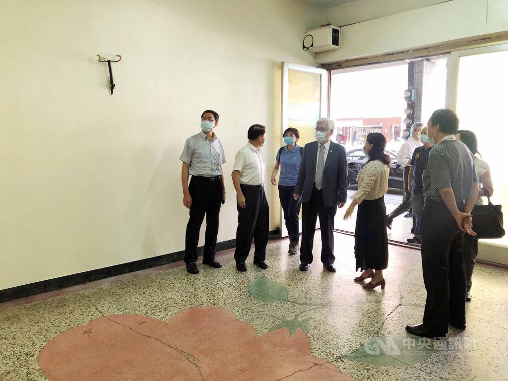 罷免高雄市長韓國瑜案將於6月6日舉行投票。中央選舉委員會主委李進勇(左4)25日南下高雄視察選委會選務籌辦作業,並到多處新設投開票所勘查。(高雄市選委會提供)中央社記者陳朝福傳真 109年5月25日