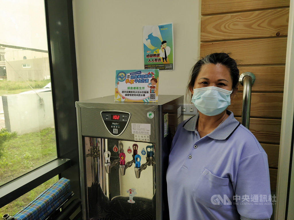 台東縣今年推動綠島鄉飲用水共享平台計畫,結合公務機關及島上合法旅宿業者,共33處免費提供飲用水,歡迎遊客一起響應環保,減少購買瓶裝飲料,守護綠島環境。(台東縣政府提供)中央社記者李先鳳台東傳真 109年5月25日