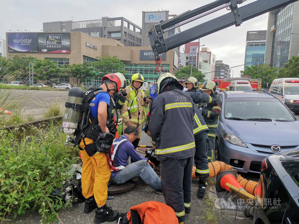 台北市內湖區新湖二路25日下午發生工安意外,3名工人在下水道施工時,因一氧化碳數值偏高而意識不清,消防局獲報立即派員到場救援。(民眾提供)中央社記者黃麗芸傳真 109年5月25日