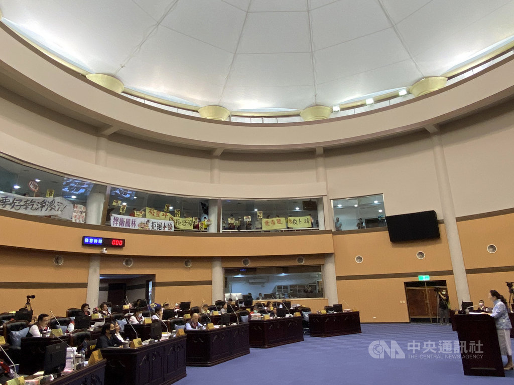 花蓮縣議會第19屆第3次定期大會25日召開,下午進行縣長徐榛蔚施政總報告。近百民眾進入議場旁聽席高舉「拒污染」、「反卜蜂」等標語陳情。中央社記者李先鳳攝 109年5月25日