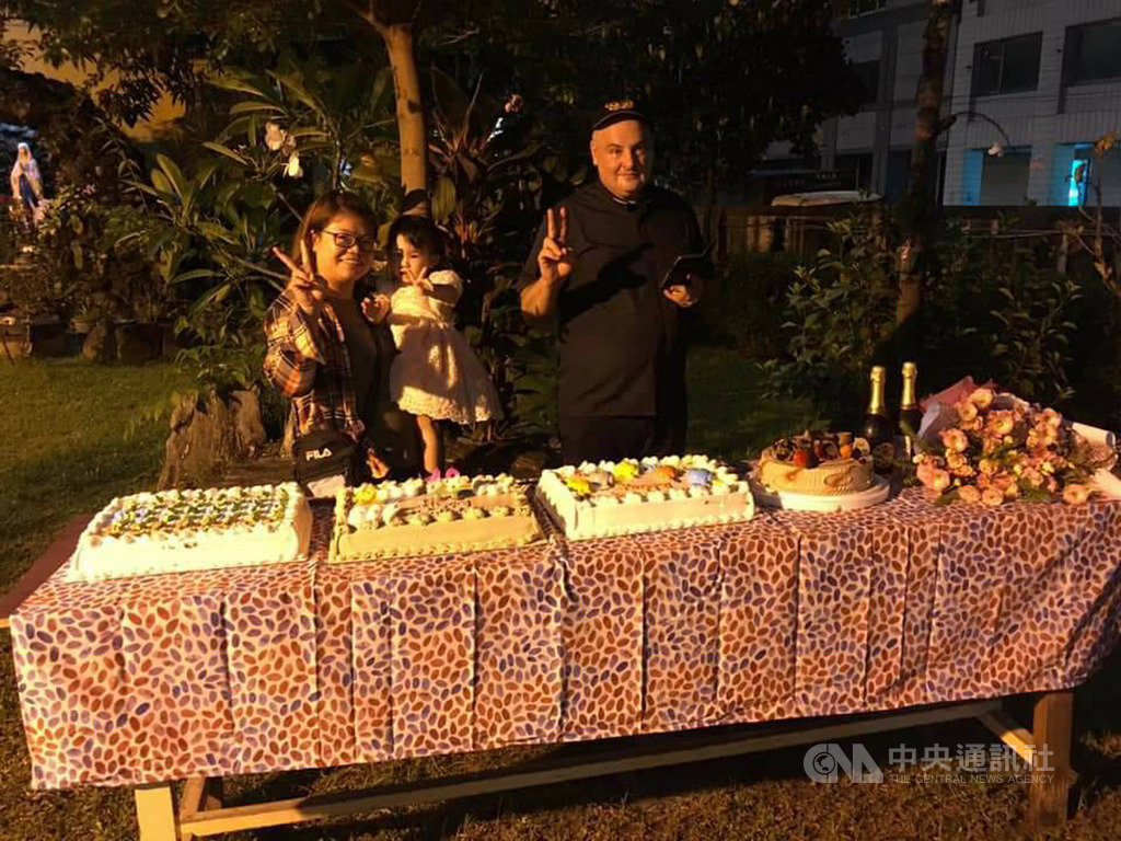 想協助家鄉西西里島防疫物資的東港天主堂神父歐大福(右)25日表示,台灣政府還沒跟他聯繫,但有1對從台南來的夫婦送了1000個口罩,也有其他人捐贈口罩。(東港天主堂提供)中央社 109年5月25日