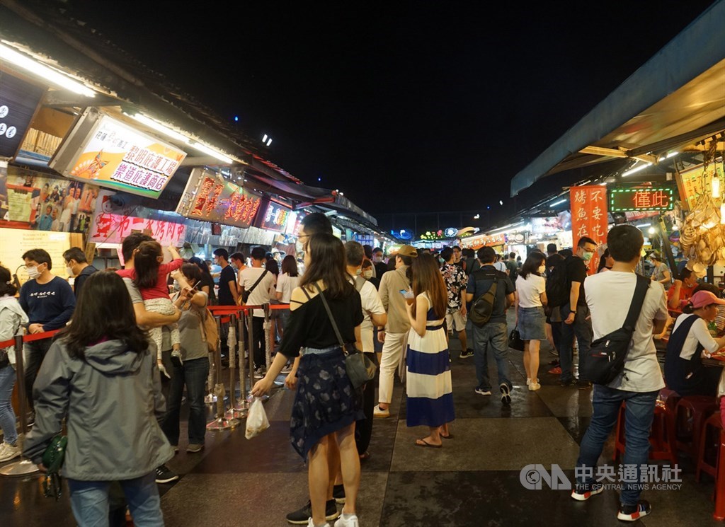 國發會主委龔明鑫25日表示,初步規劃每人支付新台幣1000元換3000元振興券,沒有排富及年齡限制。圖為五一連假,花蓮東大門夜市晚間部分熱門店家出現排隊人潮,縣政府啟動出入人流管制。中央社記者張祈花蓮攝 109年5月1日