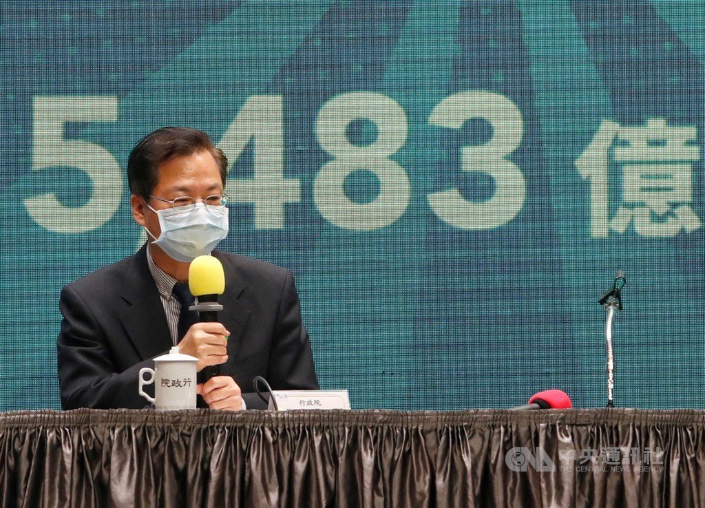 國發會主委龔明鑫25日表示,初步規劃每人支付新台幣1000元換3000元振興券,沒有排富及年齡限制。(中央社檔案照片)