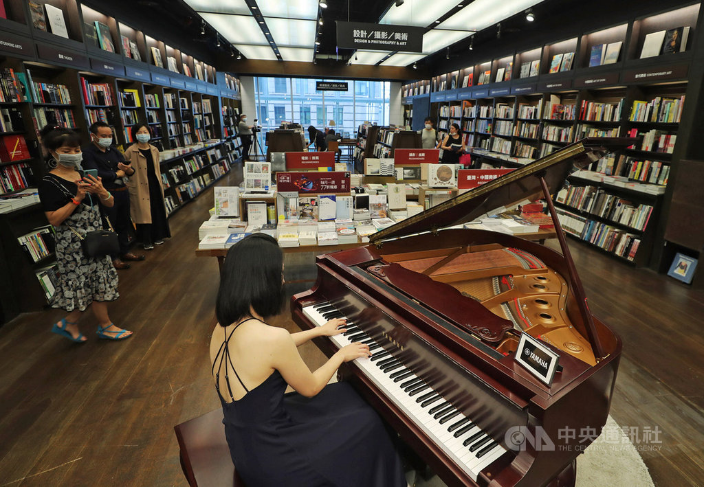 誠品信義店將接棒24小時書店,自29日起試營運,設有24小時唱片行、生鮮超市及深夜咖啡店,並規劃琴藝展演空間,未來將舉辦青年學子展演活動。中央社記者裴禛攝 109年5月25日