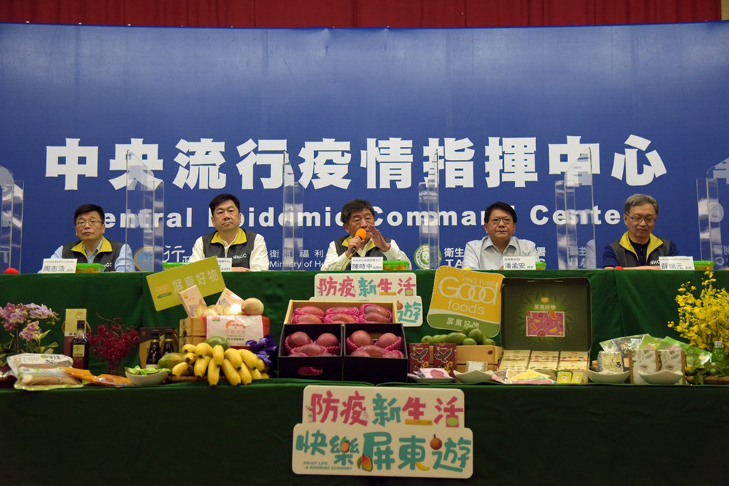 文中指出中央流行疫情指揮中心每天召開記者會、善用資訊科技等,政府努力讓社會了解政策的全貌、目的。圖為24日中央流行疫情指揮中心將記者會移師墾丁舉行。(屏東縣政府提供)中央社記者郭芷瑄傳真 109年5月24日