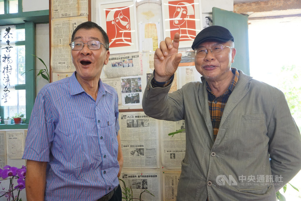金門漂木畫家楊樹森(右)25日返鄉,力挺作家弟弟楊樹清(左)的文學展,兄弟倆談到兒時往事,不禁笑成一團。中央社記者黃慧敏攝 109年5月25日