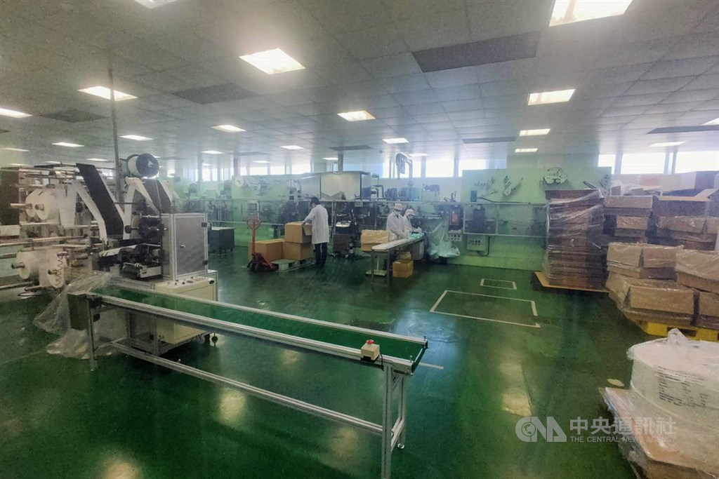 康那香公司表示,自疫情爆發後,就收到來自歐美、亞洲的訂單,國內許多原先客戶也想在禁令解除後,繼續訂購產品。圖為康那香口罩產線。(中央社檔案照片)