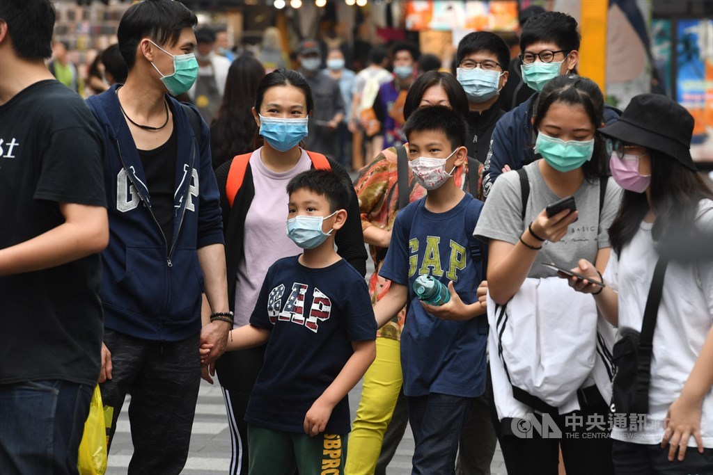 口罩即將開放出口,經濟部次長王美花表示,6月1日起政府定量徵用800萬片口罩,其餘產能開放廠商自由販售。(中央社檔案照片)