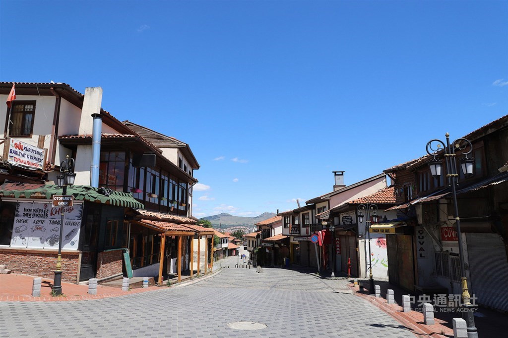 安卡拉堡是土耳其首都地標之一,堡前商店街因武漢肺炎防疫已關門兩個多月。土耳其開齋節擴大防疫封鎖,商店街店家24日持續拉下鐵門。中央社記者何宏儒安卡拉攝 109年5月24日