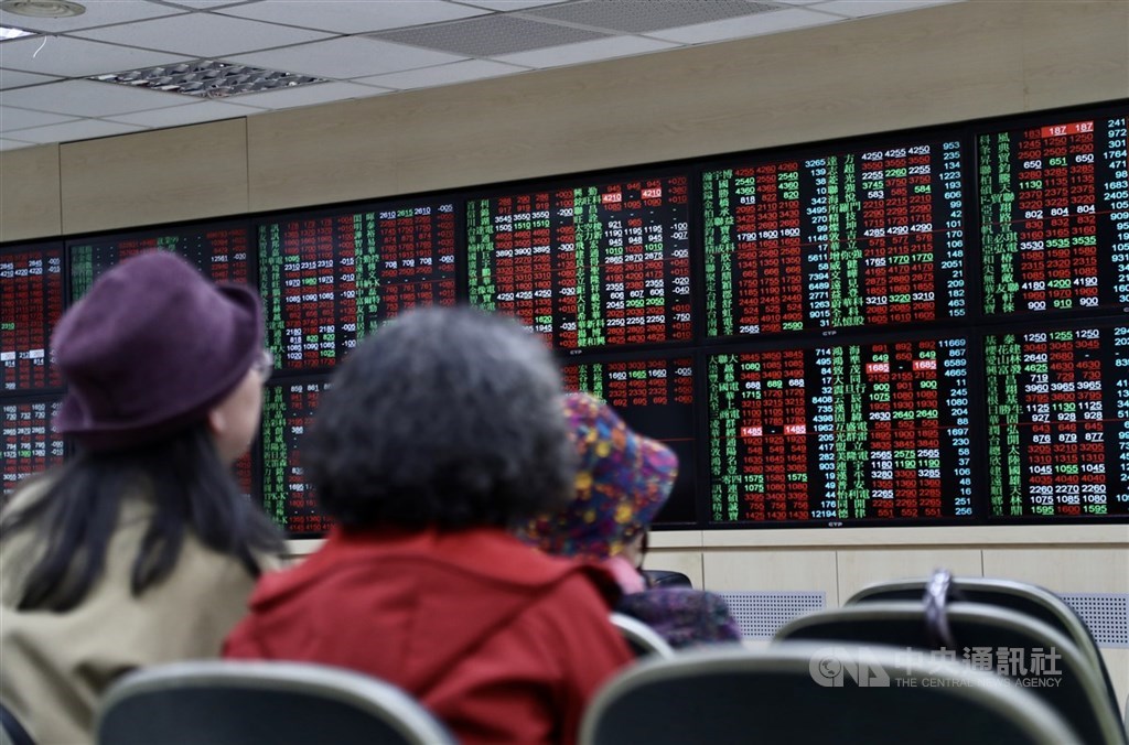 台股25日上下震盪超過150點,終場翻紅上漲60點,重返10日線10861點之上。(中央社檔案照片)