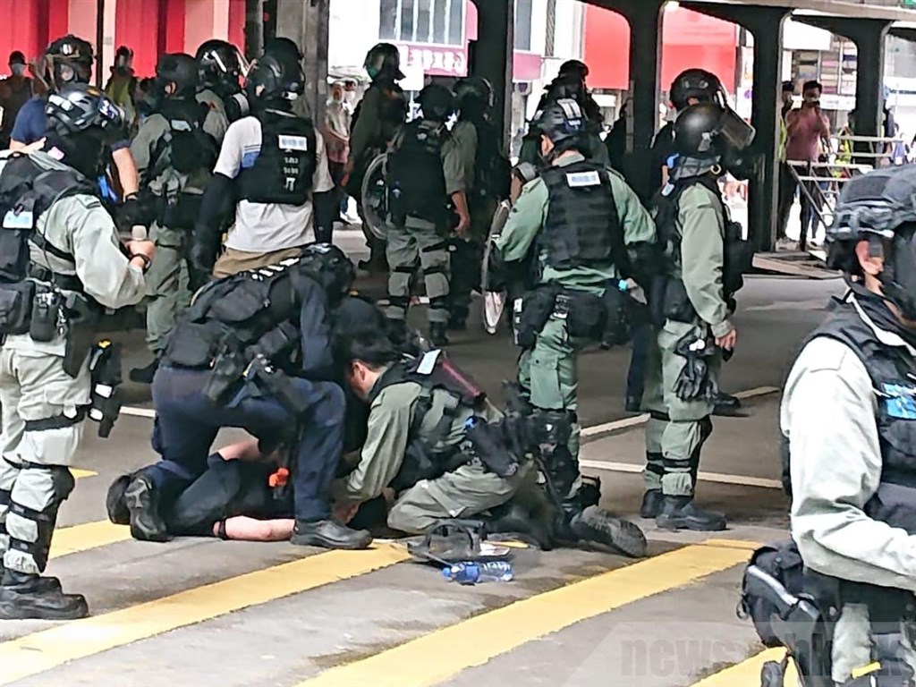 港人反對「港版國安法」和「國旗法」審議發起遊行上街抗議。防暴警察以催淚彈和水炮驅散,逮捕至少120名示威者。(香港電台提供)中央社