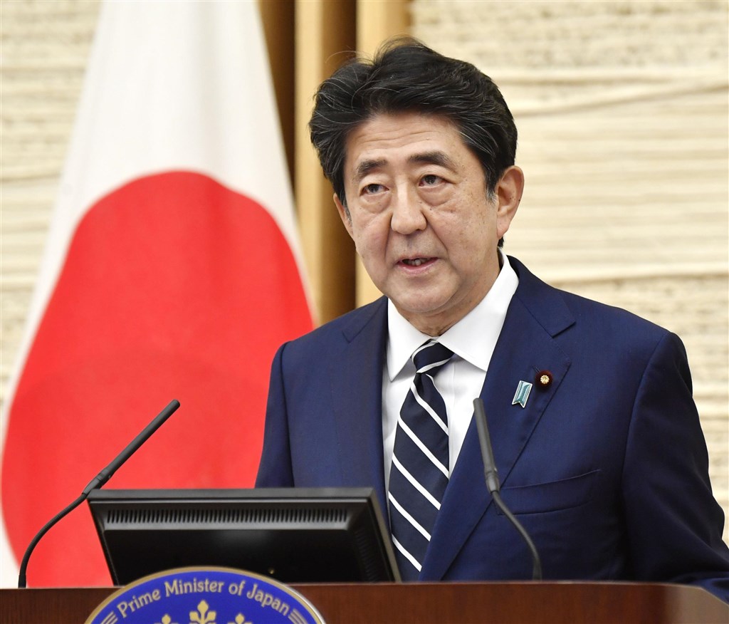 日本首相安倍晉三25日宣布解除東京等5地的「緊急事態宣言」。被問到美國和中國為了防疫導致關係對立加劇時,安倍說:「新型冠狀病毒是從中國擴散到世界各地,這是事實。」(共同社提供)