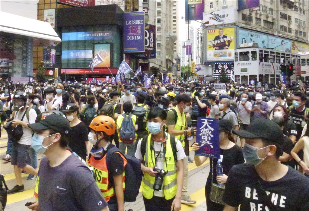 移民業者指出,投審會3月提高投資移民審核標準後,港人對移民來台的詢問量有減少趨勢。圖為香港民眾24日上街抗議「港版國安法」。(共同社提供)