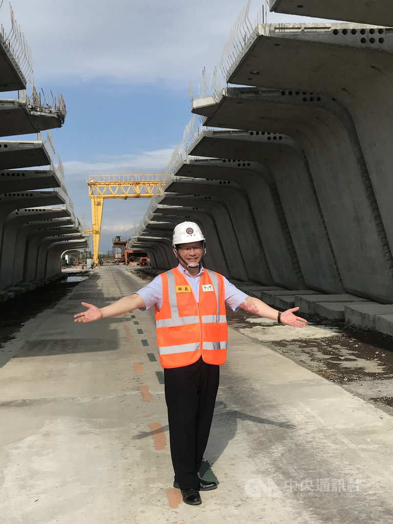 連接大小金門的金門大橋預定明年底完工通車,將是台灣最長跨海大橋,交通部長林佳龍25日赴興達港,了解金門大橋預鑄節塊施工進度。(高速公路局提供)中央社記者汪淑芬傳真 109年5月25日