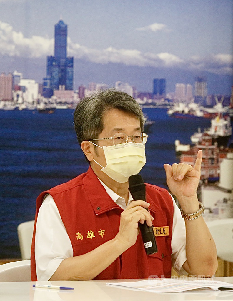 武漢肺炎(2019冠狀病毒疾病,COVID-19)疫情趨緩,高雄市衛生局長林立人(圖)針對學校畢業典禮的舉辦原則,建議室內減半容納人數做規劃。中央社記者董俊志攝 109年5月25日