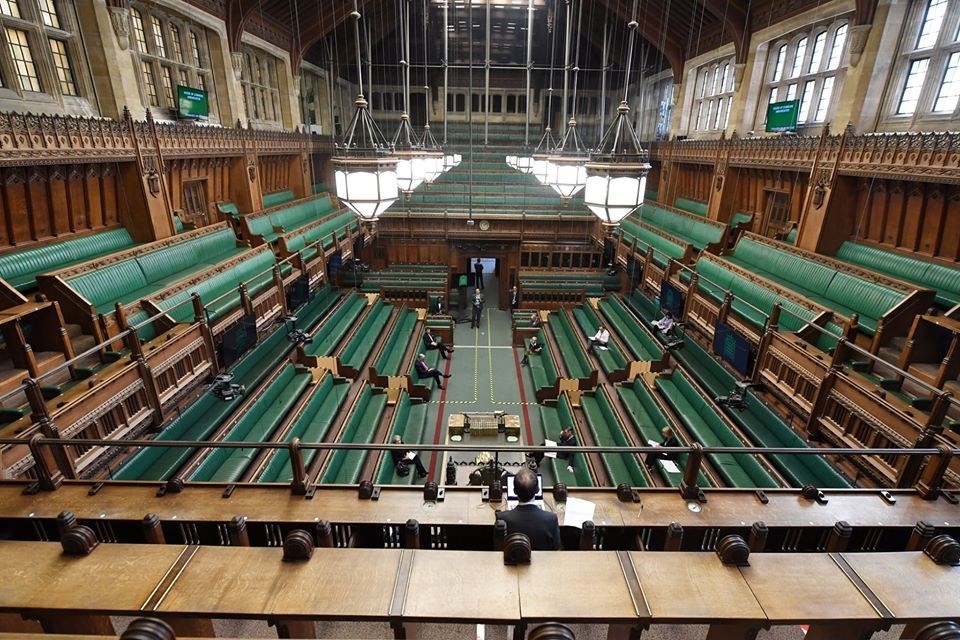 金融時報報導,英國保守黨議員正敦促首相強生加快立法程序,讓中國電信大廠華為這種海外國有企業難以收購在掙扎中的英國企業。圖為英國下議院。(圖取自facebook.com/ukparliament)