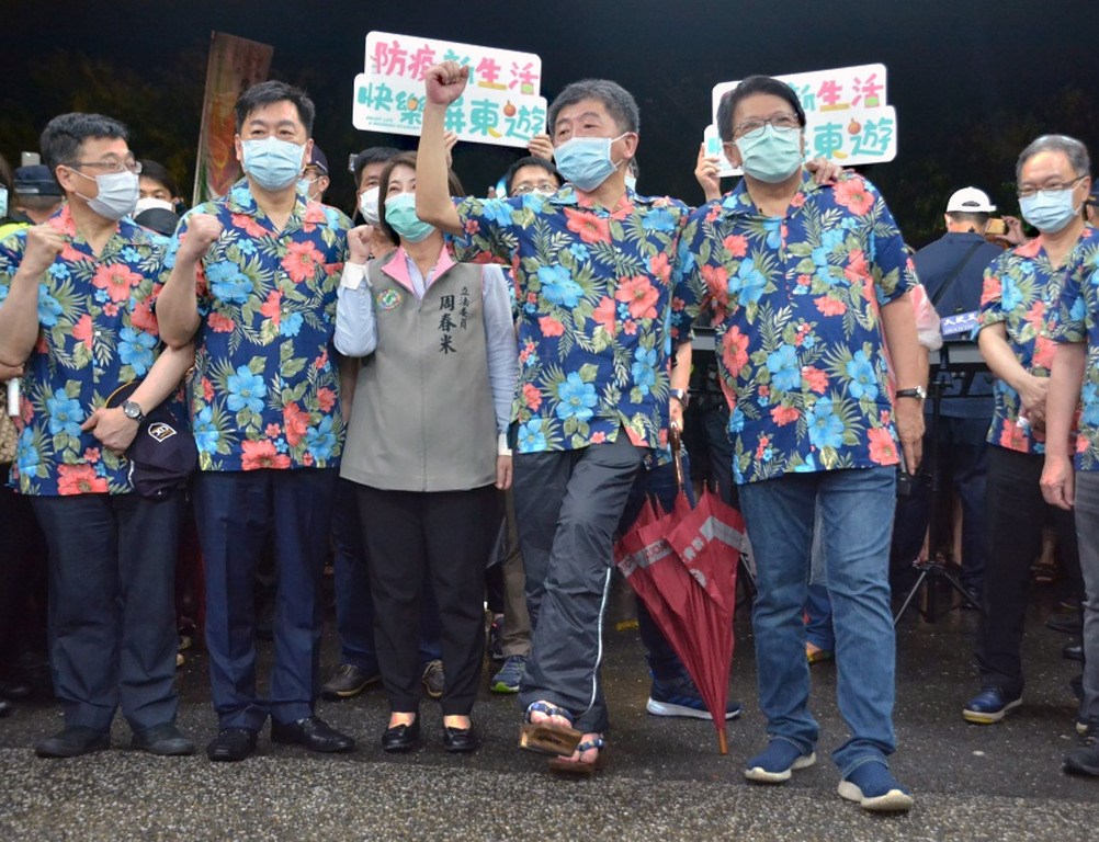台灣武漢肺炎疫情平穩,中央流行疫情指揮中心鼓勵國旅,樂活防疫遊第二站確定選在台南。圖為陳時中(前左)5月23日晚間與屏東縣長潘孟安(前右)等人開心合影。(屏東縣政府提供)中央社記者郭芷瑄傳真 109年5月24日