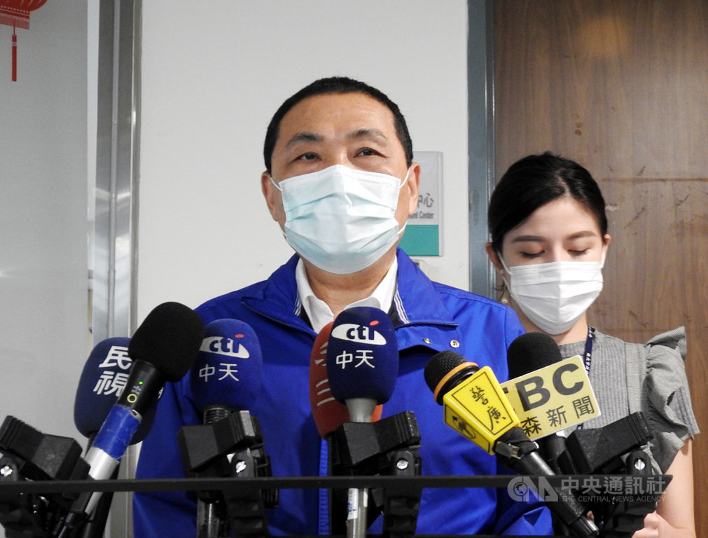 新北市長侯友宜(前)26日接受媒體聯訪時表示,區間平均速率執法迄今,整個儀器的校正都沒有問題,會持續執法,以保障用路人的安全。中央社記者王鴻國攝 109年5月26日