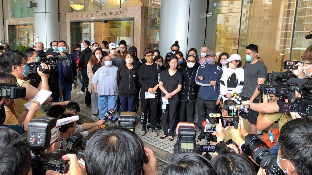 何鴻燊26日中午病逝後,女兒何超瓊(前排右5)與家人在香港養和醫院門口向媒體說明情況。(民眾提供)