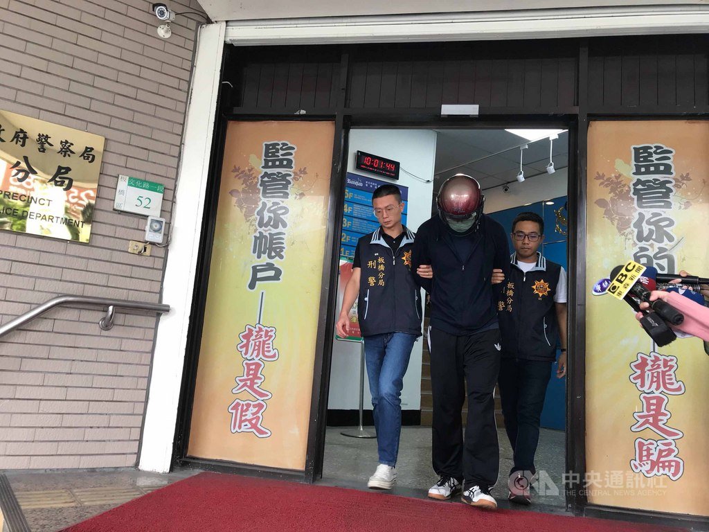 32歲盧姓男子(中)25日在板橋捷運站出口尾隨穿著短裙女子,並在搭乘電扶梯時涉嫌以手機偷拍女子裙底,一名外送員機警上前逮人並報警處理,板橋警方到場查看盧男手機內容,確認涉嫌偷拍,依妨害秘密罪嫌將盧男移送法辦。(翻攝照片)中央社記者王鴻國傳真 109年5月26日