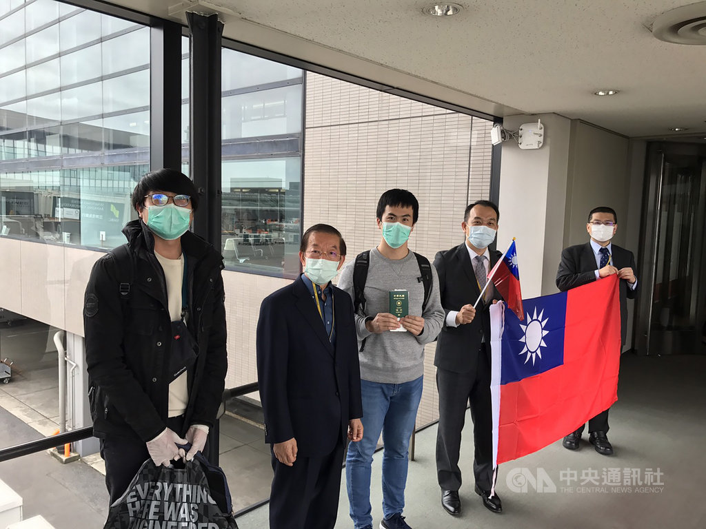 駐日代表謝長廷(左2)率領駐處人員在成田機場迎接從俄羅斯抵達日本的台灣人。謝長廷也在臉書表示,有注意到日本政府發言人菅義偉說這是疫情期間台日俄合作的好例子。(駐日代表處提供)中央社記者楊明珠東京傳真 109年5月26日