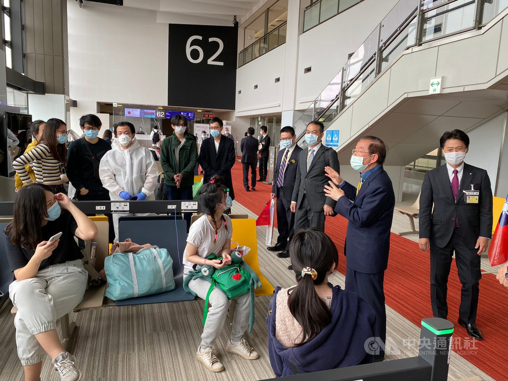 滯留俄羅斯的96名國人搭包機抵達成田機場,26日下午轉機飛往桃園國際機場。駐日代表謝長廷(右2)感謝日方協助,認為患難見真情。(駐日代表處提供)中央社記者楊明珠東京傳真 109年5月26日