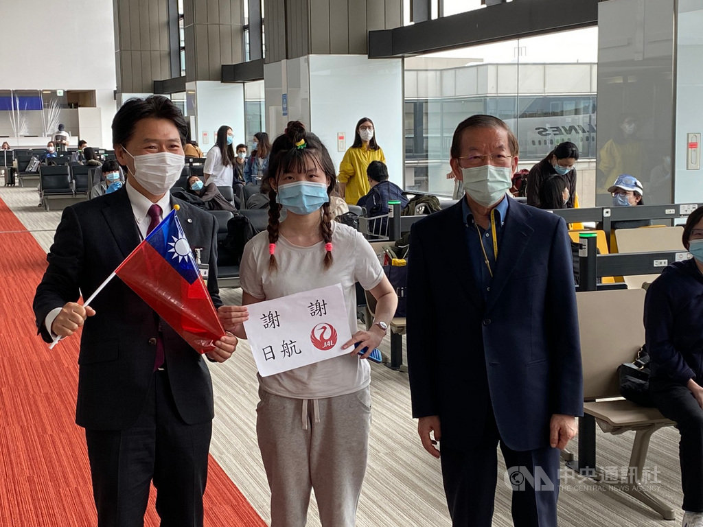 駐日代表謝長廷(右)率官員前往成田機場迎接滯俄台人,並感謝日本的協助。(駐日代表處提供)中央社記者楊明珠東京傳真 109年5月26日