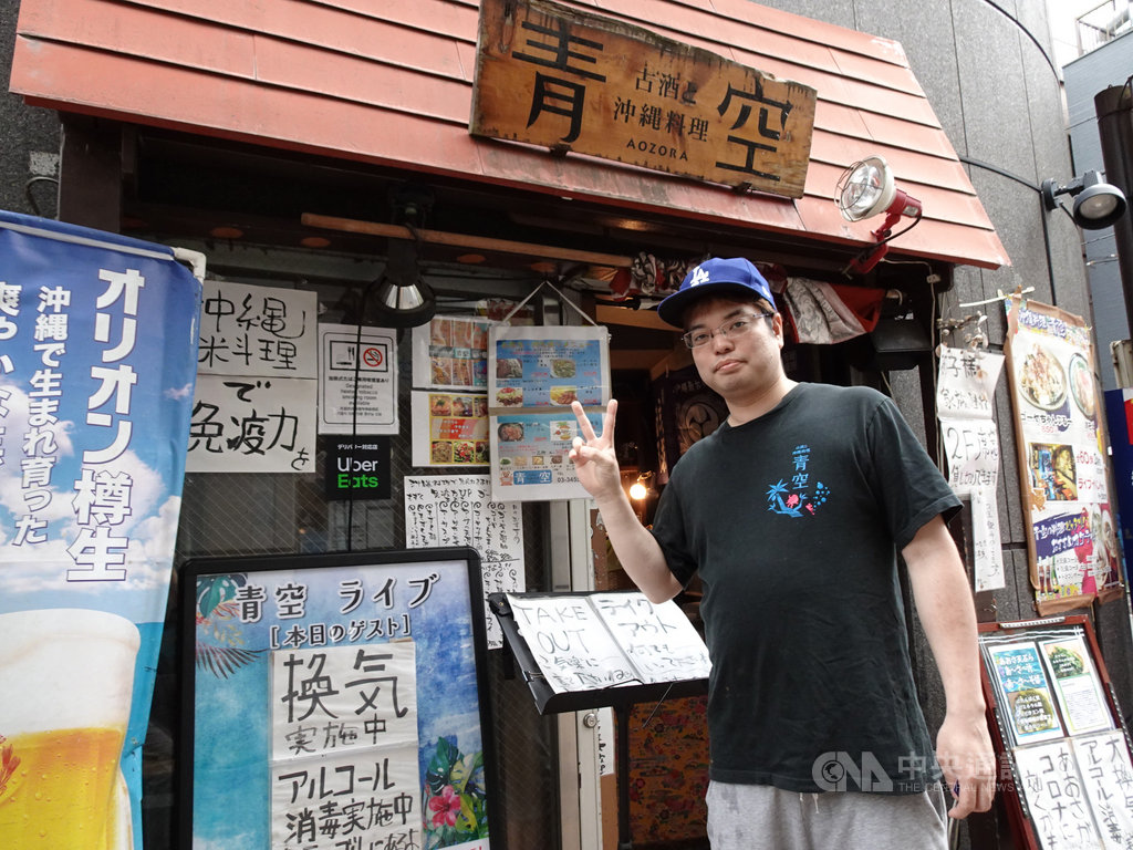 日本緊急事態宣言25日全面解除。東京的沖繩料理店「青空」老闆久高唯俊說,今後還需依顧客的需求,持續做好防疫。中央社記者楊明珠東京攝 109年5月26日