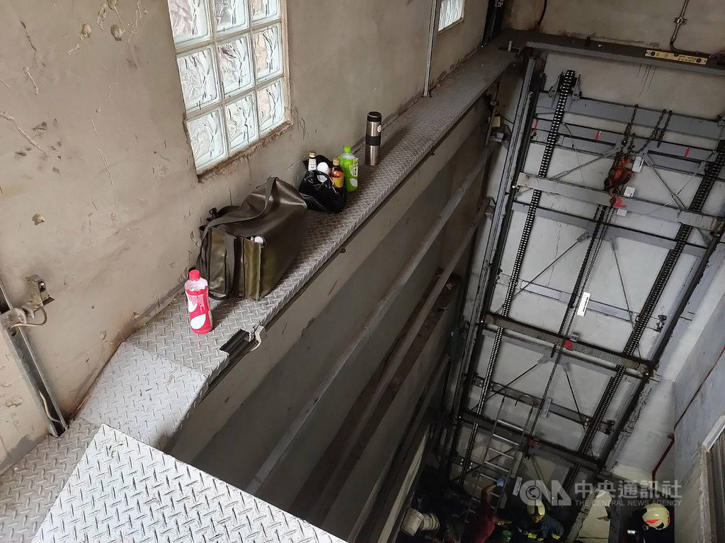 台北市萬華區一處建物的機械停車塔26日發生3名工人維修時意外受困事件,警消獲報到場救援,自地下室2樓救出3人,意識清醒,其中2人腳部骨折、1人頭部外傷,已送醫治療。(民眾提供)中央社記者黃麗芸傳真 109年5月26日