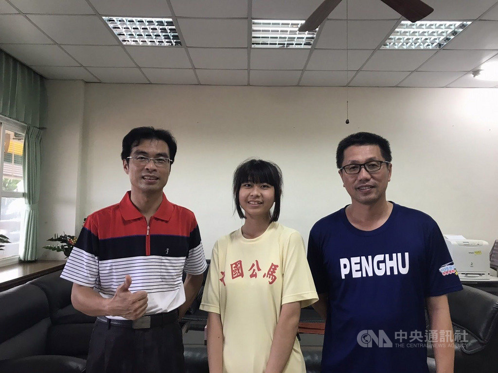 2020第38屆全球華文學生文學獎得獎名單揭曉,澎湖縣馬公國中學子陳佩君(中)以作品「你應該也會是別人的溫柔」榮獲國中新詩組第一名,校長黃銘廣(左)及全校師生與有榮焉。(澎湖縣政府提供)中央社 109年5月26日