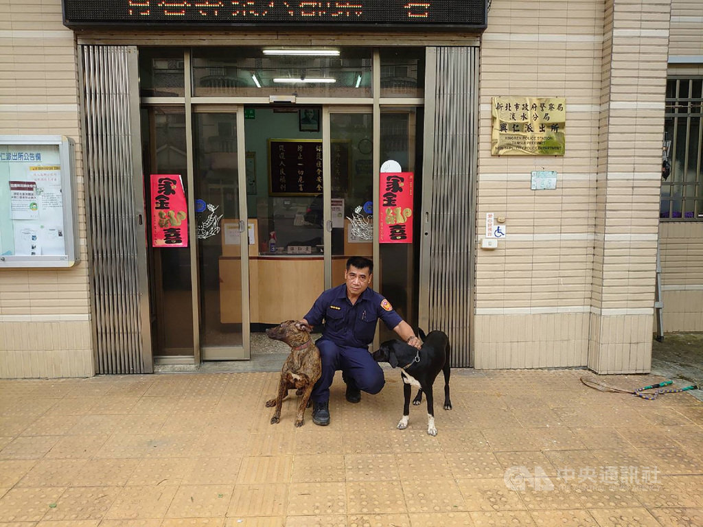 李姓遊覽車司機因疫情影響收入,日前上山採箭筍貼補家用卻失蹤,直到興仁派出所副所長申春光(圖)25日休假登山,才意外發現遺體。(翻攝畫面)中央社記者王鴻國傳真 109年5月26日