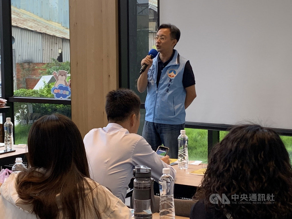 台灣武漢肺炎疫情穩定趨緩,金門縣政府26日起在台灣本島舉辦4場旅遊推介會,首站來到嘉義,由金門縣觀光處副處長許績鑫(立者)介紹金門觀光亮點。(金門縣政府提供)中央社記者黃慧敏傳真 109年5月26日