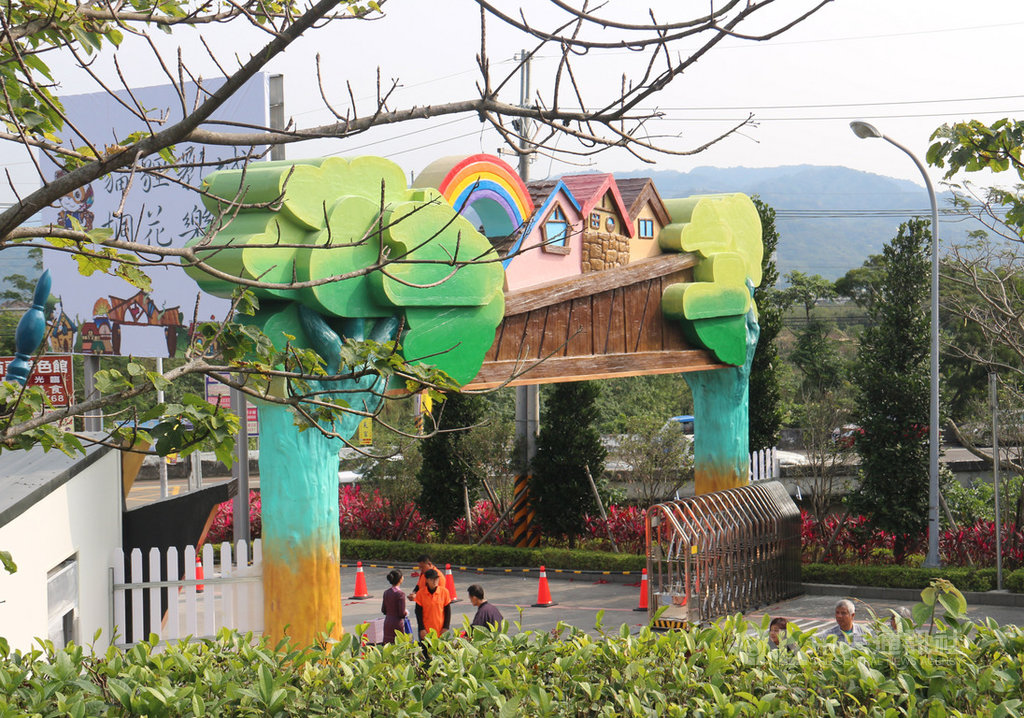 苗栗縣銅鑼鄉客家大院暨桐花公園委外經營,但業者2019年起積欠租金,經縣府催收多次後解約卻仍在營運,有議員26日在議會質詢時,要求縣府應立即將園區斷水斷電,遏止業者違法營業,並追討不當得利。中央社記者管瑞平攝 109年5月26日