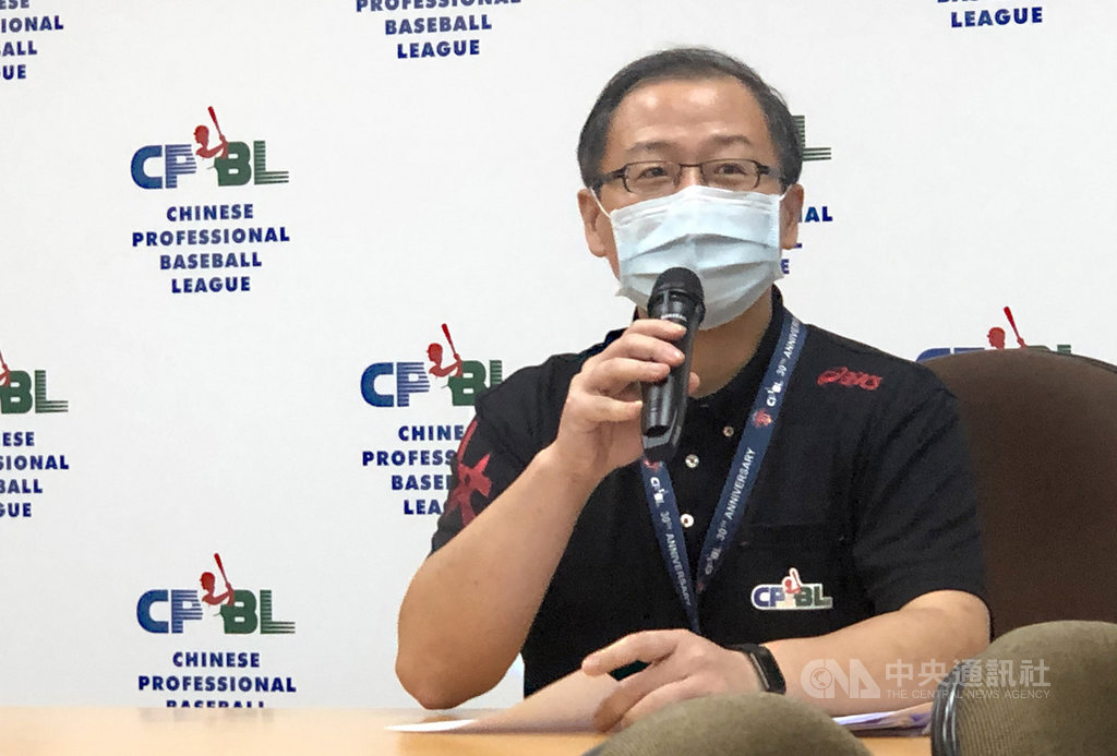 中職會長吳志揚26日表示,先前武漢肺炎疫情嚴峻時,中職帶頭示範,許多限制都做到最完備,現在疫情趨緩,也盼替球迷爭取更多看球自由,增加球迷觀賽舒適度。中央社記者謝靜雯攝 109年5月26日